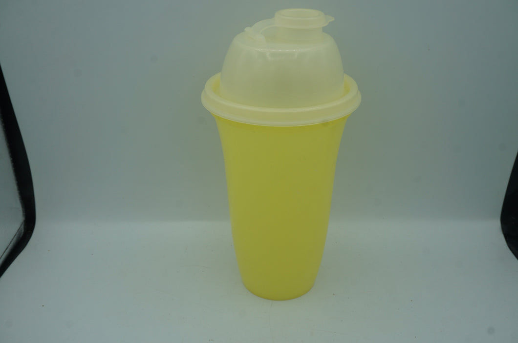 6.5x3.75in vintage Tupperware drink shaker- ohiohippies.com