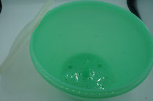 Load image into Gallery viewer, vintage Tupperware lettuce keeper- ohiohippies.com
